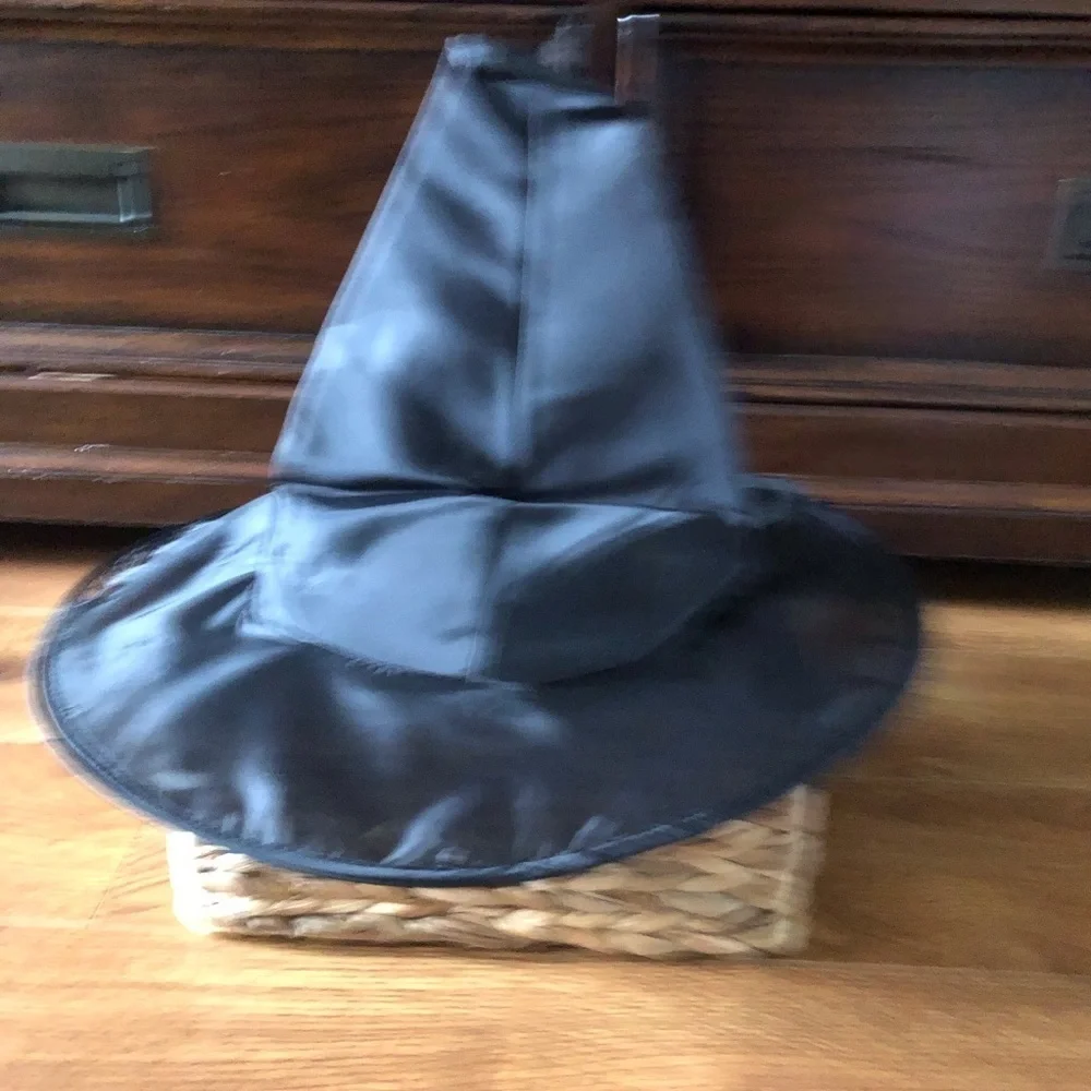 Kids witch hat ( tiny flaw) - Picture 2 of 5